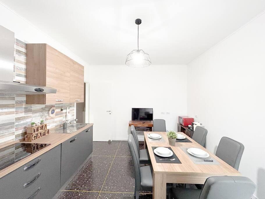Free Parking - Elegante Casa Con Wifi -Smarttv Lägenhet Savona Exteriör bild